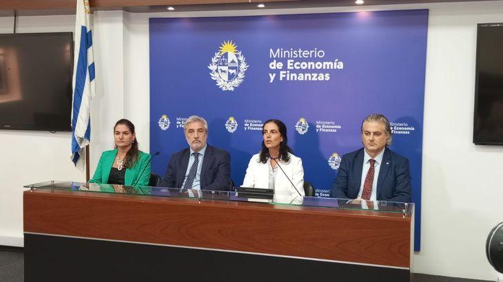 La ministra Azucena Arbeleche y su equipo económico destacaron la mejora de la calificación crediticia uruguaya.