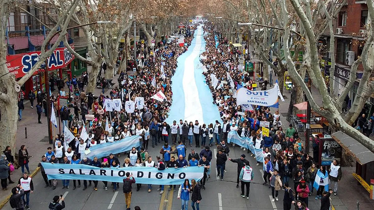 paro-docente-marcha-mendoza-2022jpg.webp