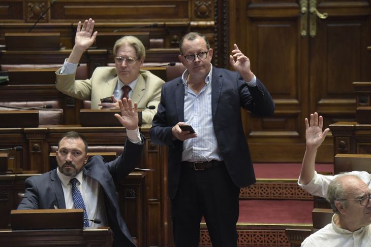 Los diputados Martín Sodano, y Álvaro Perrone, de Cabildo Abierto, y el diputado del Partido Colorado, Ope Pasquet, al fondo.