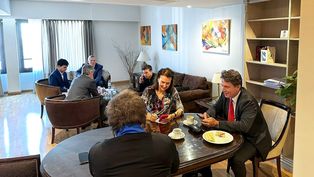 Diana Mondino trabajando con Javier Milei y su equipo en el hotel Libertador.