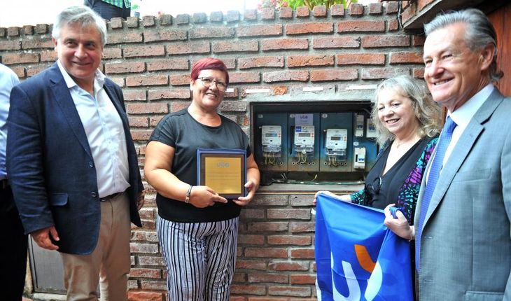 El ministro de Industria, Omar Paganini, y la presidenta de UTE, Silvia Emaldi, en la instalación del medidor inteligente número 1 millón, en Montevideo.
