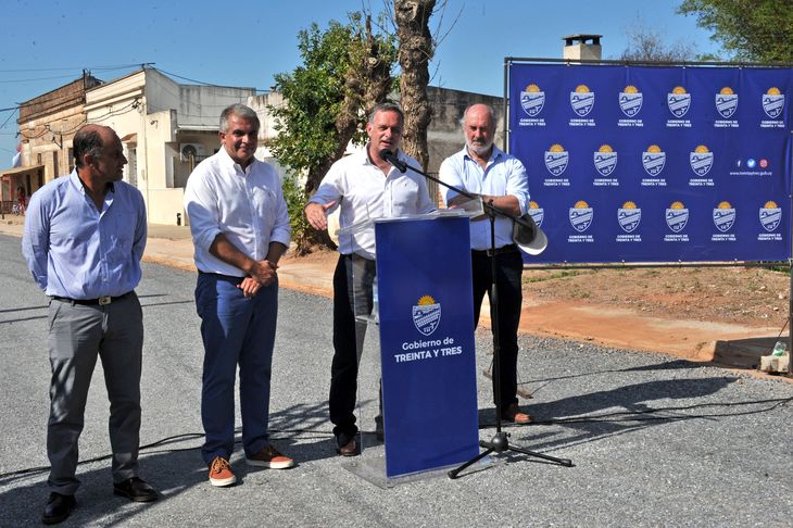 El secretario de la Presidencia, Álvaro Delgado, informó sobre los aumentos en los fondos destinados a obras en el interior de Uruguay.
