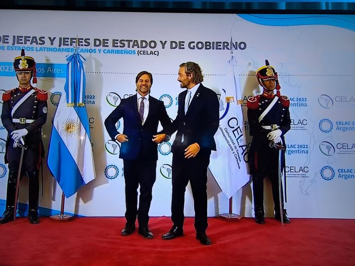 El presidente de Uruguay, Luis Lacalle Pou, en su llegada a la cumbre de la Celac, en Buenos Aires.