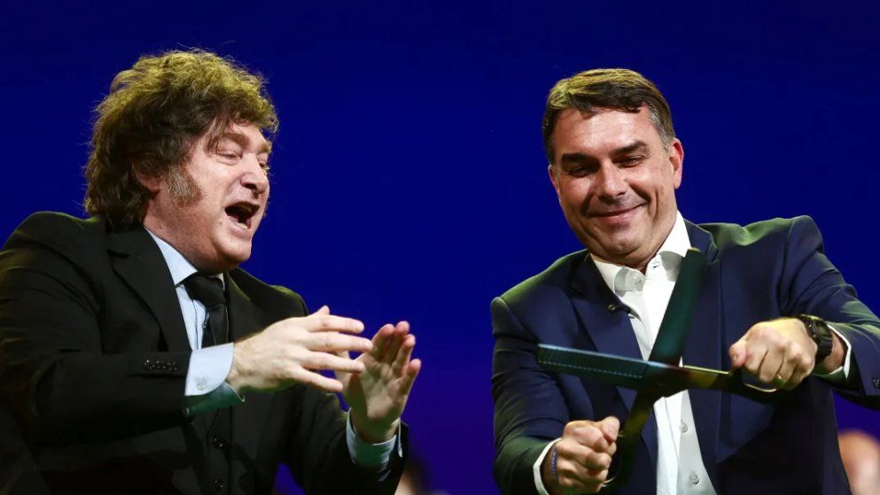 Milei celebró el triunfo de Flávio Bolsonaro en Brasil y volvió a cruzar a Lula
