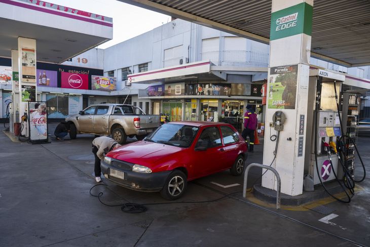 Crece la tensión entre vecinos de Colón y Paysandú por la carga de combustible.