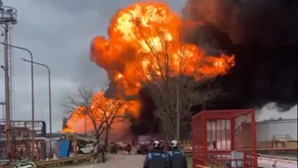 Espectacular incendio en una refinería de YPF en Ensenada