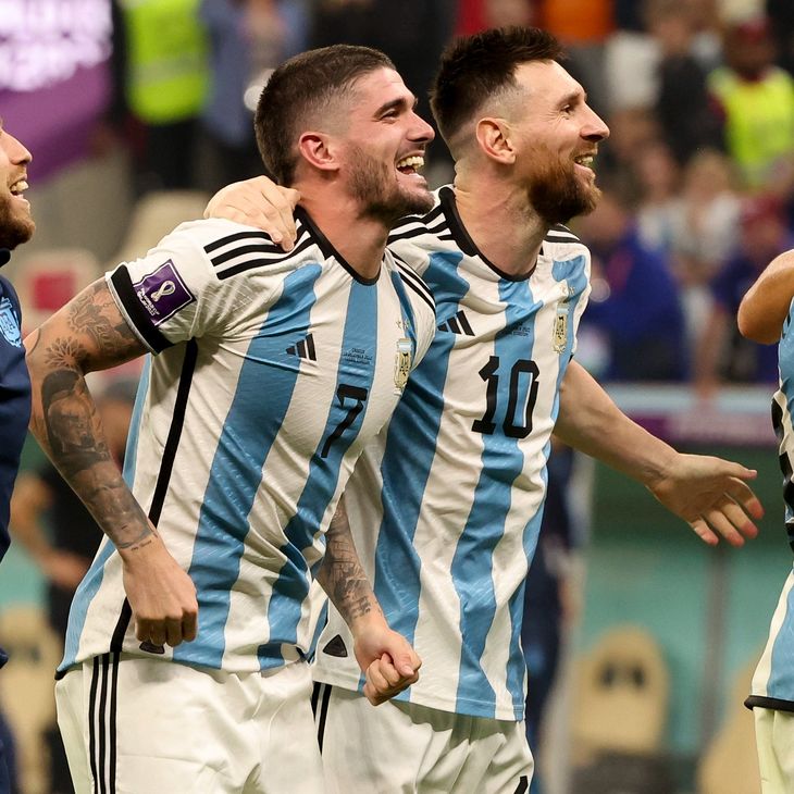 Los jugadores de la Selección Argentina Rodrigo De Paul y Lio Messi.
