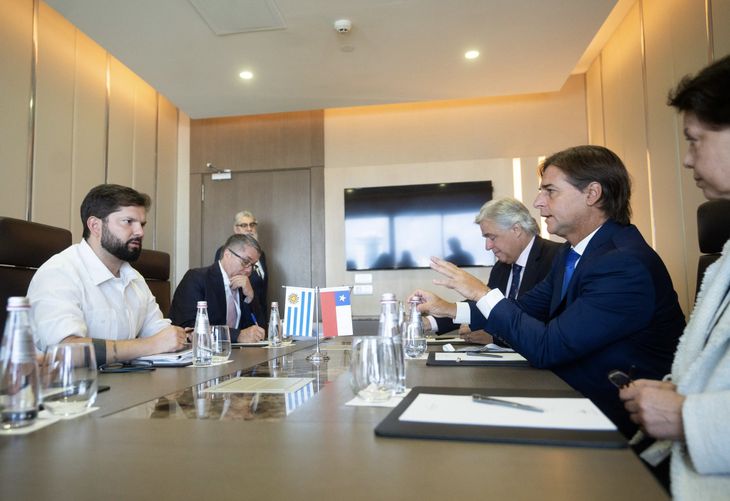 Los presidentes de Uruguay y Chile, Luis Lacalle Pou y Gabriel Boric, mantuvieron el primer encuentro bilateral.