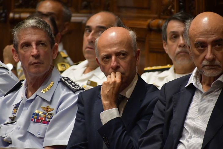 El ministro de Defensa, Javier García, junto al ministro de Trabajo y Seguridad Social, Pablo Mieres, y los altos mandos de las Fuerzas Armadas.