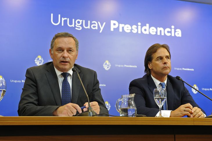 El presidente del Uruguay, Luis Lacalle Pou (derecha), y el secretario de la Presidencia, Álvaro Delgado (izquierda).