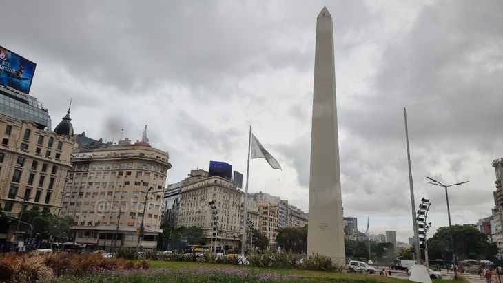im obelisco nublado