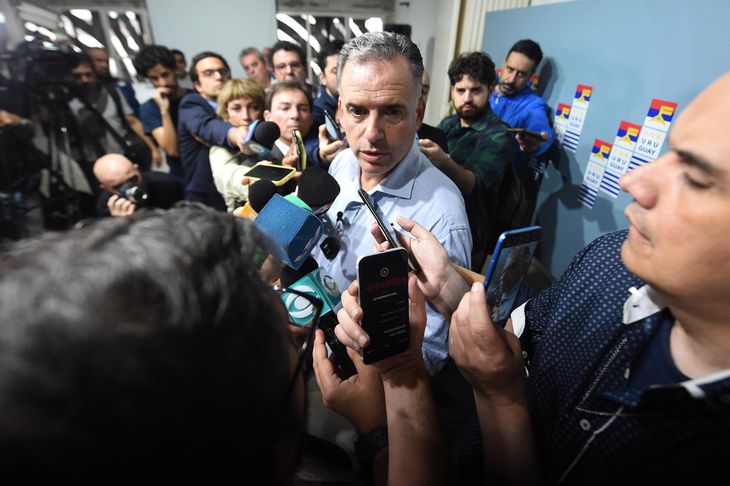 El precandidato del FA, Yamandú Orsi, anunció que no denunciará por difamación a la trans que lo acusa de agresión.