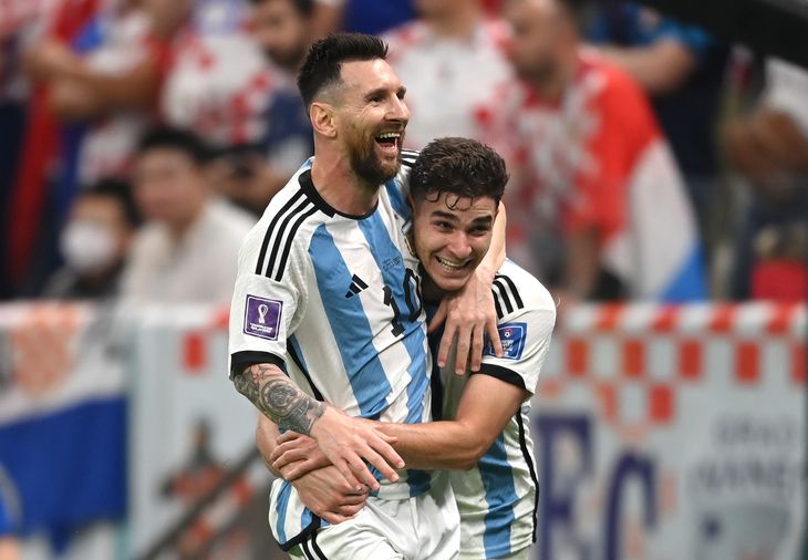 Julián Álvarez junto a su ídolo, Lionel Messi, en el partido de Argentina contra Croacia en Qatar.