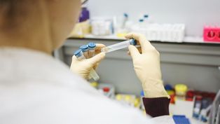 Bioquímicos cobrarán un copago a los afiliados de prepagas
