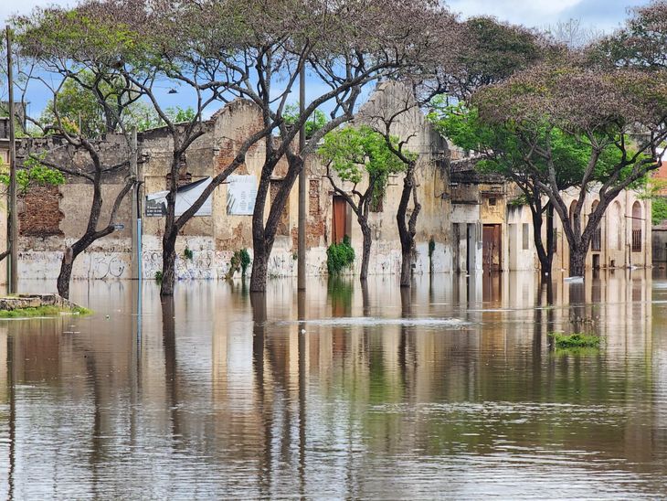La cifra de personas desplazadas por las inundaciones en el litoral norte del país continúa en aumento.