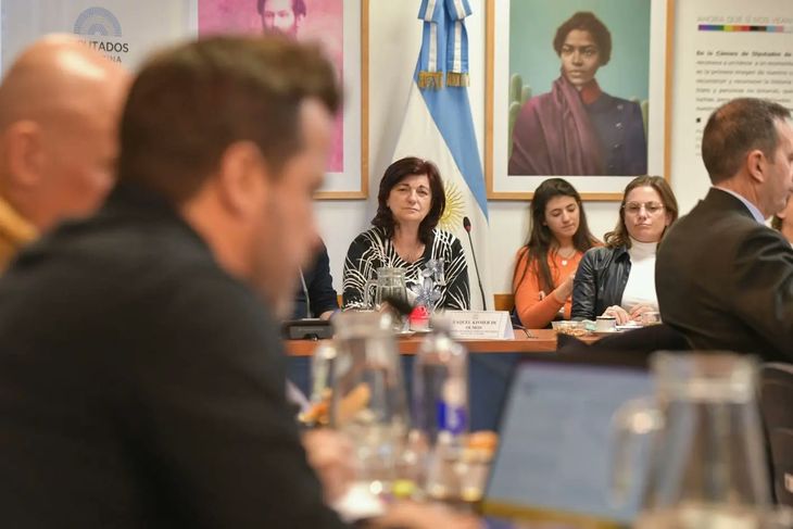 La ministra Kelly Olmos participó del debate por la reducción de la jornada laboral