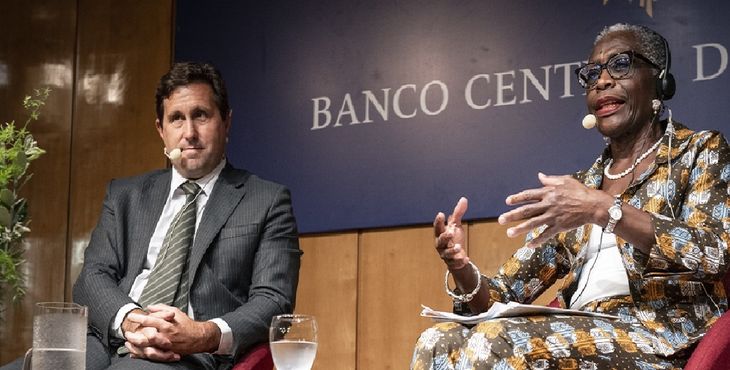 El presidente del BCU, Diego Labat, y la funcionaria del FMI, Antoinette Sayeh, destacaron la baja de la inflación.