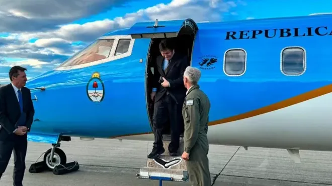 Denuncian a Javier Milei por el uso del avión presidencial en un acto político en Brasil