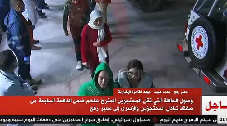 Shani Goren (de capucha verde) fue liberada por Hamas.