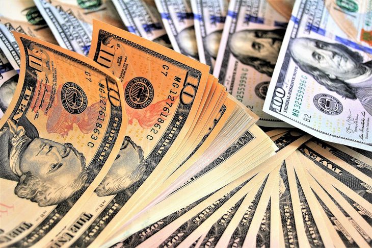 El dólar cayó a su nivel más bajo de los últimos 5 meses.