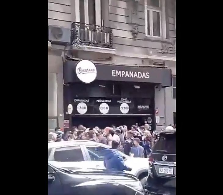 El presidente Javier Milei visitó un local de venta de empanadas este jueves