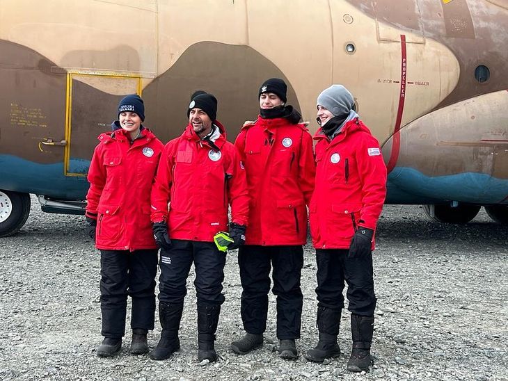 El presidente Luis Lacalle Pou emprendió su viaje a la Antártida tras suspenderlo la semana pasada por el clima adverso.