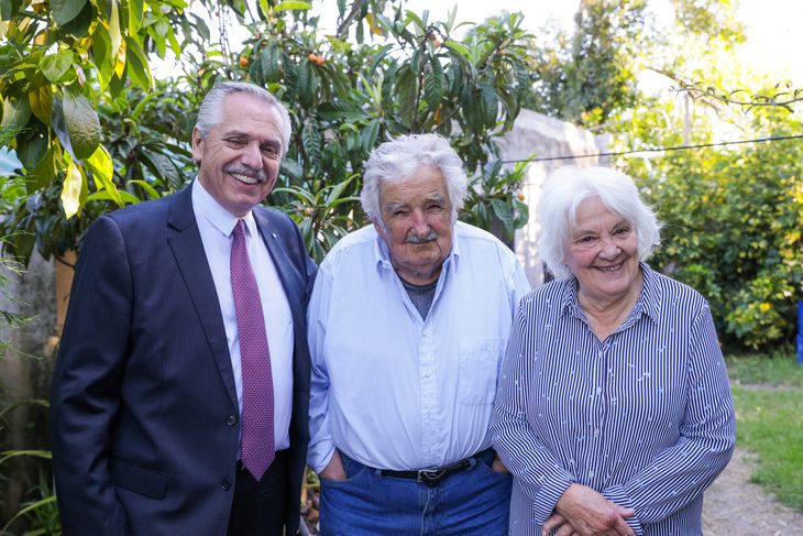 José Mujica y Lucía Topolansky recibieron al presidente de Argentina, Alberto Fernández.