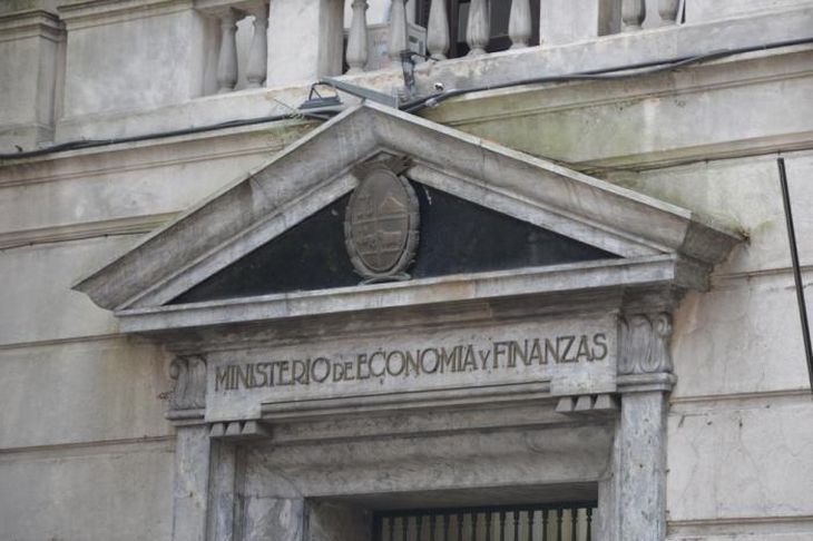 El Ministerio de Economía y Finanzas informó que el déficit fiscal logró bajar al 3,2% en diciembre de 2023.&nbsp;