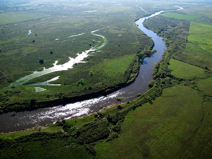 Yamandú Orsi alertó sobre actividades de minería ilegal nocturna en el río Santa Lucía.