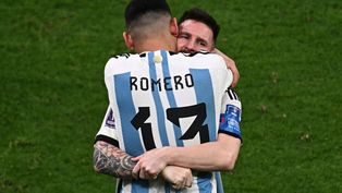Cuti Romero y Lionel Messi jugando para la Selección Argentina.