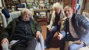 El Gato Sylvestre con Pepe Mujica y Lucía Topolansky.
