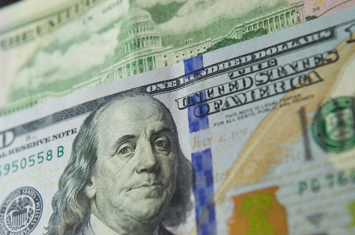 El dólar había tenido la primera baja del año durante la jornada de ayer.