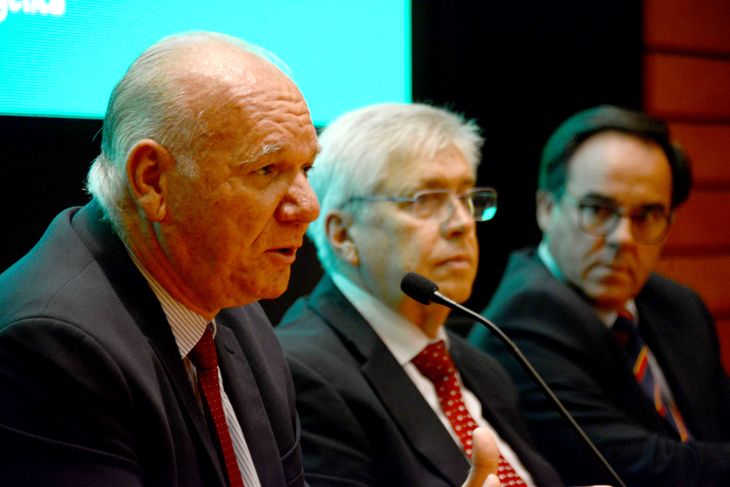 El ministro interino de Industria, Energía y Minería, Walter Verri, junto al ministro de Turismo, Tabaré Viera, y el ministro de Ambiente, Robert Bouvier.