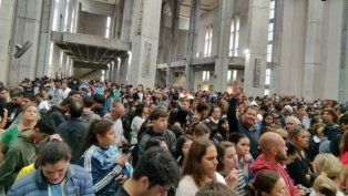 Una multitud en la iglesia de San Nicolás esperaba ver a Lionel Messi.