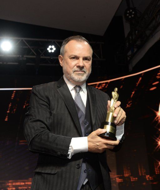Gustavo Sylvestre con el Martín Fierro de Portales Web.