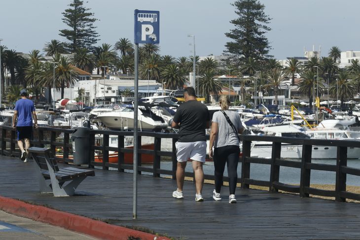 El MEF dispuso extender la reducción del IVA para fomentar el turismo en la temporada.