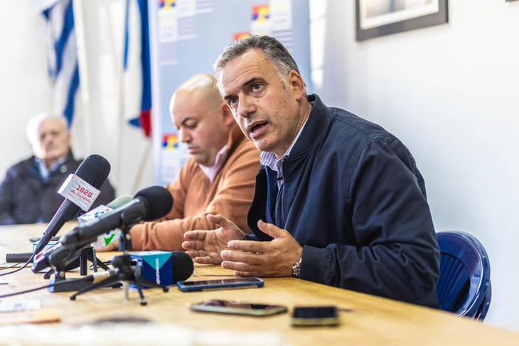 El precandidato del Frente Amplio, Yamandú Orsi, chicaneó a Álvaro Delgado por el caso Astesiano y el escándalo Marset.