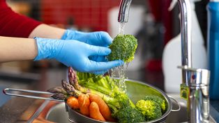 En el Día del Bromatólogo, tips para limpiar los alimentos.