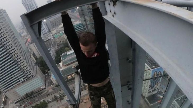 Trágica muerte de un influencer: cayó desde un edificio en Hong Kong.