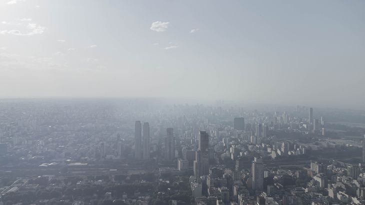 Humo y olor a quemado en la Ciudad de Buenos Aires.
