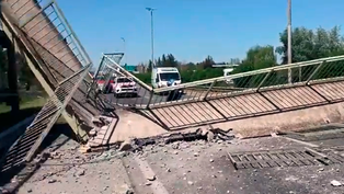caos en ruta 2: un camion derrumbo un puente peatonal