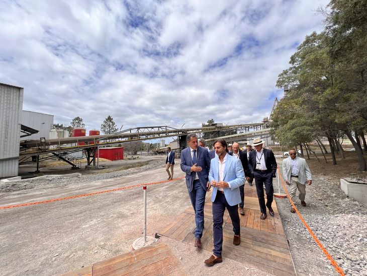 El presidente Lacalle Pou presenció la inauguración de Cementos Artigas y se refirió a la relación con Lula y sus intenciones en su próxima visita.&nbsp;
