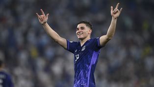 Julián Álvarez con la Selección Argentina en el partido contra Polonia después de marcar su gol.