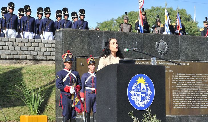 La ministra de Economía y Finanzas, Azucena Arbeleche, brindó el discurso oficial por la Independencia de Uruguay.