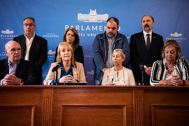 Carolina Cosse en el Parlamento rodeada por dirigentes del Frente Amplio.
