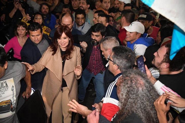 cfk con gente.jpg