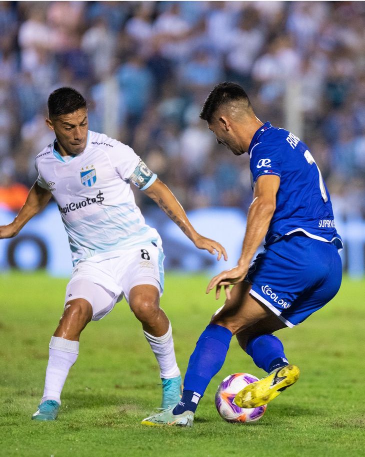 Atlético Tucumán contra Vélez en la Liga Profesional.