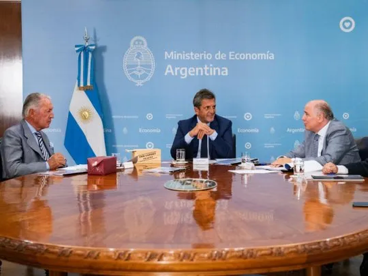 El ministro de Economía de Argentina, Sergio Massa, en una reunión con directivos de la CIU.