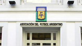 foster gillett en la mira: afa evalua denunciarlo por sus deudas en el futbol argentino