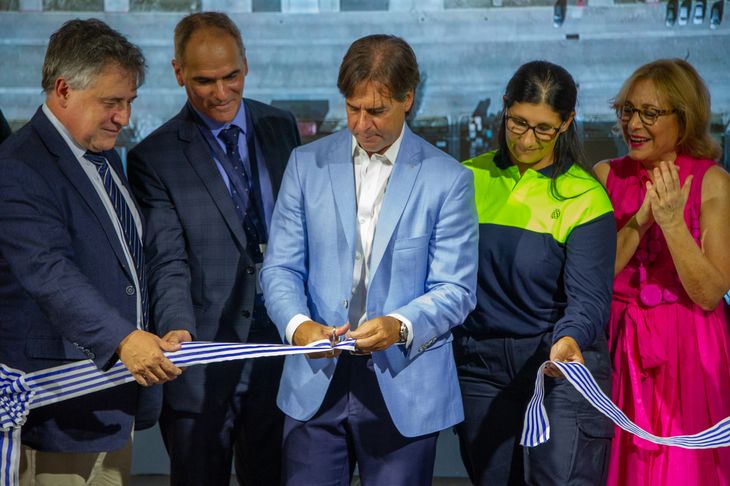 El presidente cortando la cinta inaugural.